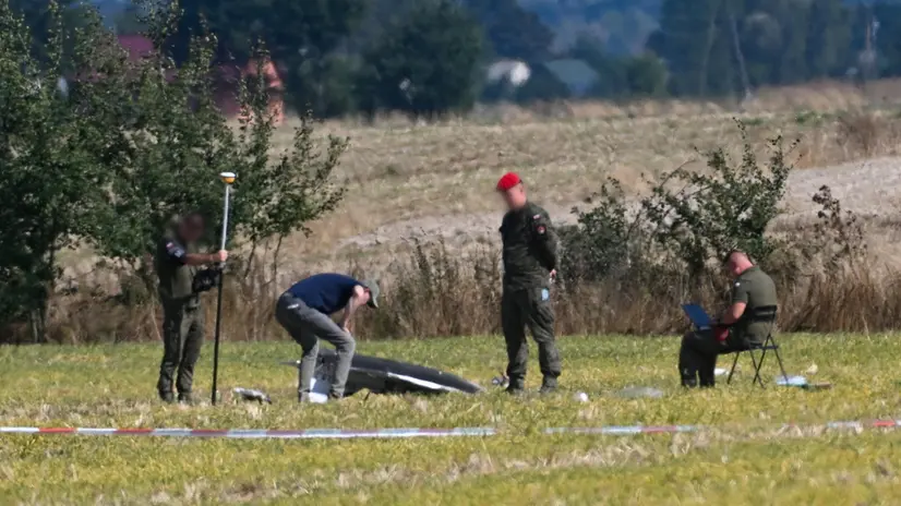 epa12367248 Polish officials work at the crash site of a Russian drone in the village of Wohyn, eastern Poland, 10 September 2025. Polish Prime Minister Donald Tusk reported that 19 violations of Polish airspace occurred overnight during a Russian attack on Ukraine, with drones repeatedly violating Polish airspace. EPA/WOJTEK JARGILO POLAND OUT -- ATTENTION EDITORS: IMAGE PIXELATED AT SOURCE