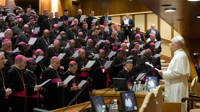 Papa Leone durante l'incontro con i nuovi vescovi ordinati nell'anno e ai vescovi di missione, 11 settembre 2025. // An handout image provided by Vatican Media shows Pope Leo during the meeting with the new bishops ordained in the year and the mission bishops, Vtaican City, 11 September 2025. ANSA/ VATICAN MEDIA +++FOTO DIFFUSA DALL'UFFICIO STAMPA - USARE SOLO PER ILLUSTRARE OGGI LA NOTIZIA INDICATA NEL TITOLO - NON ARCHIVIARE - NON VENDERE - NON USARE PER FINI NON GIORNALISTICI - NPK+++