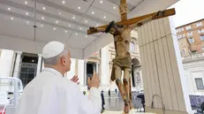 An image released by Vatican Media shows Pope Leo in St. Peter's Square. The pontiff made his rounds in the popemobile before the general audience. The square is packed despite the inclement weather. Rome, September 20, 2025. VATICAN MEDIA HANDOUT +++ ANSA PROVIDES ACCESS TO THIS HANDOUT PHOTO TO BE USED SOLELY TO ILLUSTRATE NEWS REPORTING OR COMMENTARY ON THE FACTS OR EVENTS DEPICTED IN THIS IMAGE - NO ARCHIVING - NO LICENSING - NPK +++