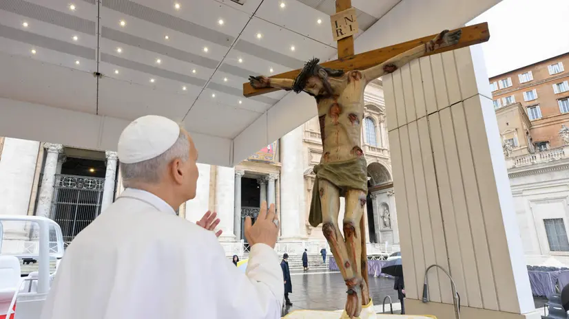 An image released by Vatican Media shows Pope Leo in St. Peter's Square. The pontiff made his rounds in the popemobile before the general audience. The square is packed despite the inclement weather. Rome, September 20, 2025. VATICAN MEDIA HANDOUT +++ ANSA PROVIDES ACCESS TO THIS HANDOUT PHOTO TO BE USED SOLELY TO ILLUSTRATE NEWS REPORTING OR COMMENTARY ON THE FACTS OR EVENTS DEPICTED IN THIS IMAGE - NO ARCHIVING - NO LICENSING - NPK +++