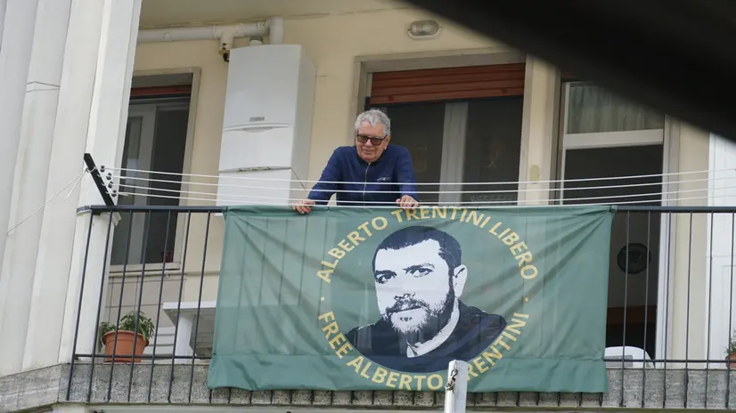 Il padre di Alberto Trentini assiste dal balcone di casa all’incontro pubblico nella Casa degli Autori, promosso dall’Associazione Articolo 21, il Sindacato Giornalisti Cinematografici e l’associazione Isola Edipo, per rivolgere l’ appello al mondo del cinema perchè si mobiliti per la scarcerazione del figlio Alberto trentini, cooperante ingiustamente detenuto nel carcere di massima sicurezza di Caracas, Venezia 28 agosto 2025. ANSA/ANDREA MEROLA