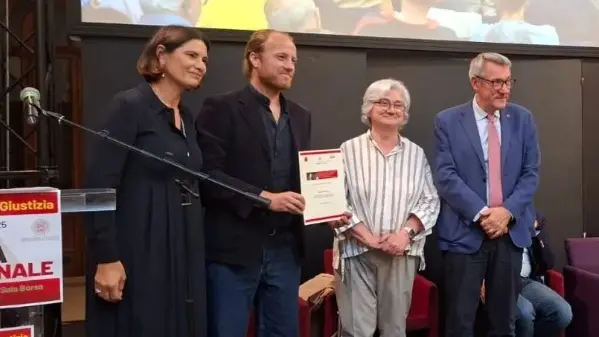 La premiazione di Alessandro Sipolo - Foto cgil.lombardia.it