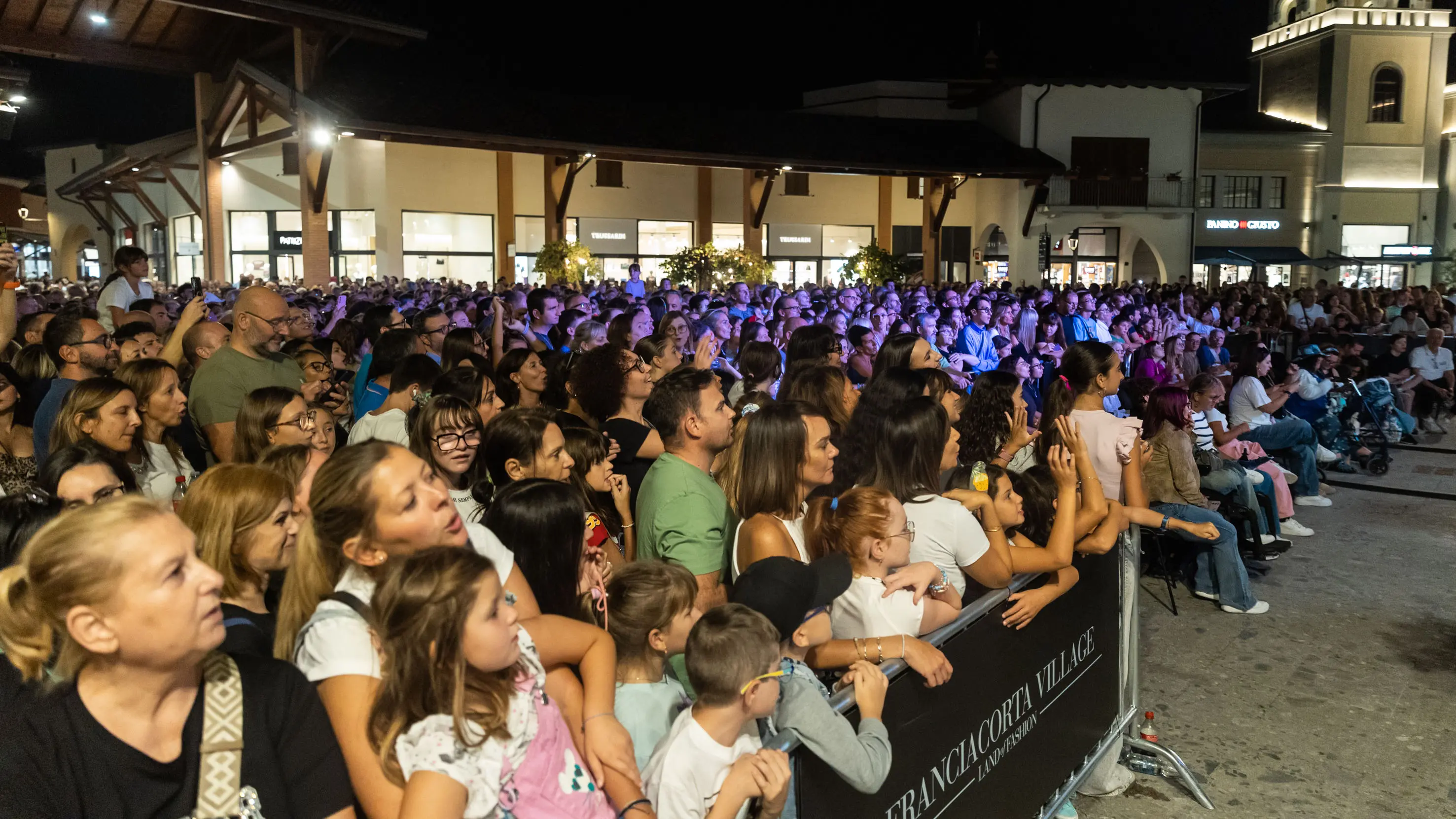 «Village Night» con i The Kolors