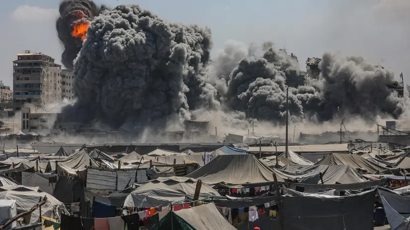 epa12366985 Smoke rises at the Harmony Tower following an Israeli airstrike in the west of Gaza City, Gaza Strip, 10 September 2025. EPA/MOHAMMED SABER