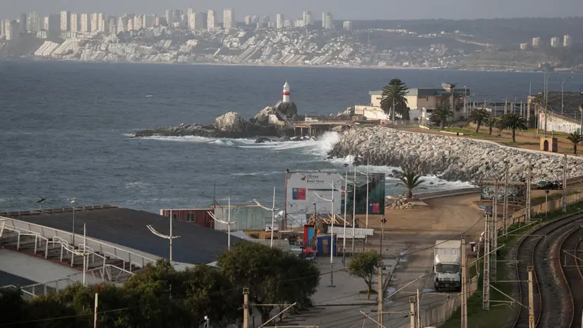 epa12273873 View of the coast during the tsunami warning in Valparaiso, Chile, 30 July 2025. Following the tsunami threat in the Pacific caused by one of the strongest earthquakes ever recorded near Russia's Kamchatka peninsula with a magnitude of 8.8, countries like Japan and the us have returned to calm, while Central and South America remain on alert, though some warnings have been lifted. EPA/ADRIANA THOMASA