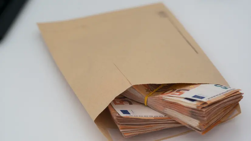 Alcune mazzette di banconote da 50 euro all’interno di una busta. Danilo Schiavella/ANSA
