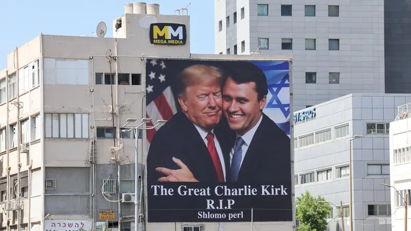 Un cartellone a Tel Aviv che ritrae Trump e Kirk mentre si abbracciano - Foto Ansa © www.giornaledibrescia.it