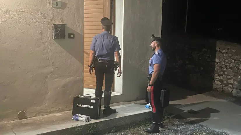 I carabinieri nell'abitazione teatro della lite a Piancogno © www.giornaledibrescia.it