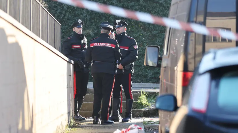 Roberto Comelli, 42 anni, è stato ucciso nella notte di Capodanno a Provaglio d’Iseo in provincia di Brescia, in via Cesare Battisti, con una coltellata al petto. Sul posto i carabinieri che hanno avviato le indagini, Provaglio d’Iseo 1 gennaio 2025. ANSA/FILIPPO VENEZIA