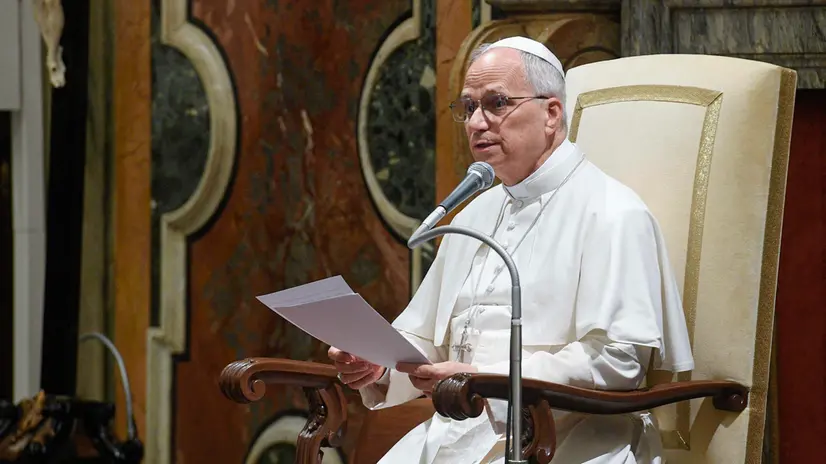 Papa Leone XIV durante l'udienza agli organizzatori della terza edizione del World Meeting on Human Fraternity, Città del Vaticano 12 settembre 2025. // An handout image provided by Vatican Media shows Pope Leo during a meeting with participants of the third edition of the World Meeting on Human Fraternity, Vatican City, 12 September 2025. ANSA/VATICAN MEDIA ++HO - NO SALES EDITORIAL USE ONLY++ NPK