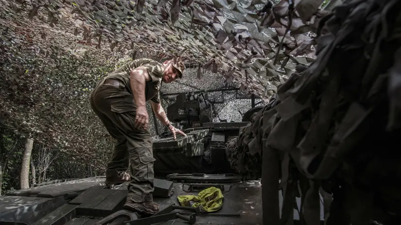 epa12162056 Ukrainian soldiers from the 'Bureviy' tank company of the 1st Presidential Brigade of Operational Assignment, named after Hetman Petro Doroshenko, perform maintenance on T-64 tanks at an undisclosed location near the Kupyansk frontline, Kharkiv region, northeastern Ukraine, 07 June 2025, amid the Russian invasion. EPA/MARIA SENOVILLA