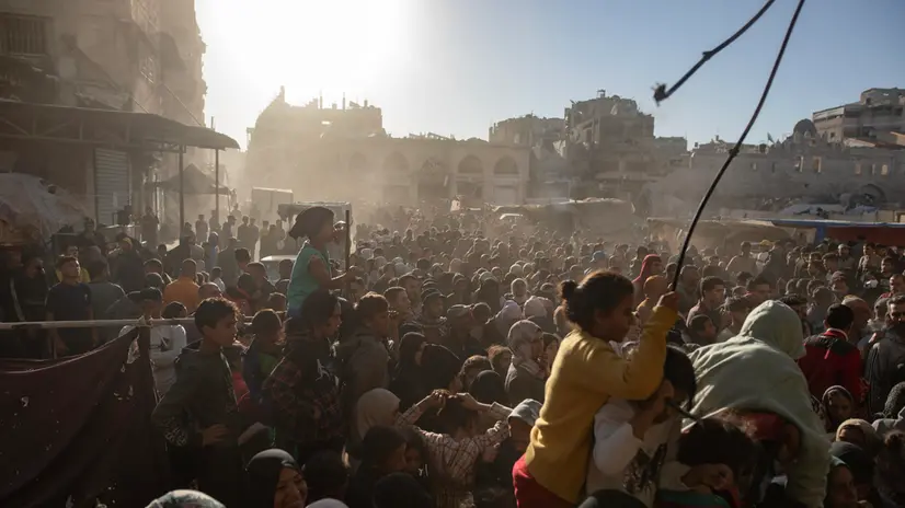 epa11679194 Thousands of displaced people crowd in front of bakeries to obtain bread in light of the shortage of flour and the rise in its prices if it is available as a result of the continued closure of the crossings by the occupation army, in Khan Yunis, southern Gaza Strip, 24 October 2024. More than 42,600 Palestinians and over 1,400 Israelis have been killed, according to the Palestinian Health Ministry and the Israel Defense Forces (IDF), since Hamas militants launched an attack against Israel from the Gaza Strip on 07 October 2023, and the Israeli operations in Gaza and the West Bank which followed it. EPA/HAITHAM IMAD