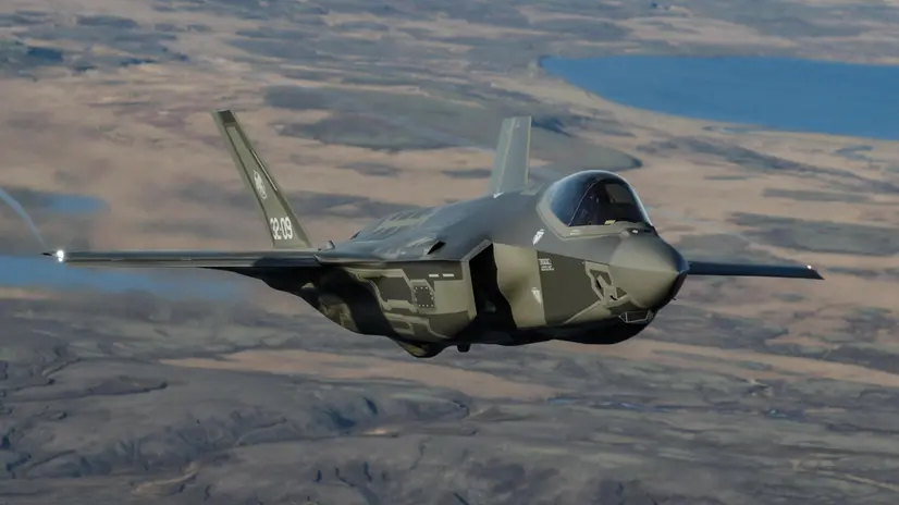 Caccia F35 italiani in volo sopra l'islanda impiegati nell'operazione NATO Northern Lightning, Keflavik (ISL) 10 Ottobre 2019. ANSA/GIUSEPPE LAMI Operazione NATO Northern Lightning - Per la prima volta un caccia di quinta generazione ? impiegato in una missione di Air Policing, l?Italia in Islanda ? il primo paese ad impiegare in un?operazione NATO il velivolo F-35A. Sono sei i caccia F-35, provenienti dal 32? Stormo di Amendola, che hanno il compito di preservare l?integrit? dello spazio aereo della NATO, rafforzando l'attivit? di sorveglianza dei cieli?dell?Islanda che non possiede capacit? e strutture per la difesa aerea autonoma. L'attivit? di Air Policing consiste nella continua sorveglianza dell'integrit? dello spazio aereo della NATO nonch? nell'identificazione di eventuali sue violazioni all'integrit?, dinnanzi alle quali scattano appropriate azioni di contrasto, come, ad esempio, il decollo rapido di velivoli caccia intercettori, che in termini tecnici ? definito scramble. Sede della Task Force Air (TFA) 32nd Wing ? la base aerea di Keflavik (ISL) dove opereranno per tre settimane piloti, personale tecnico, logistico e della Force Protection