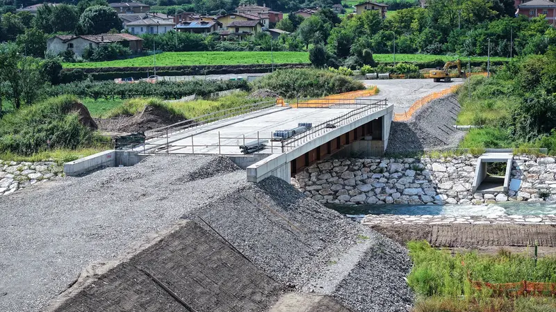 I lavori del ponte sul torrente Gobbia - © www.giornaledibrescia.it