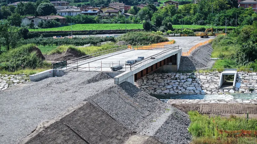 I lavori del ponte sul torrente Gobbia - © www.giornaledibrescia.it