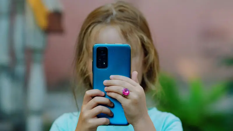 Una bambina con lo smartphone
