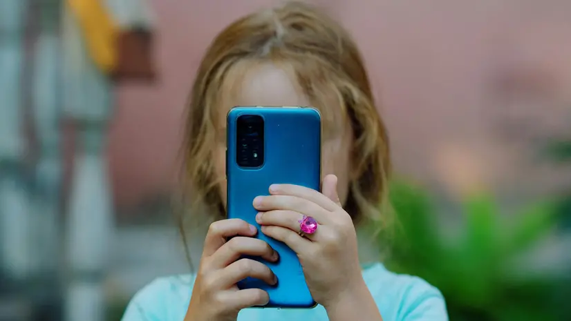 Una bambina con lo smartphone