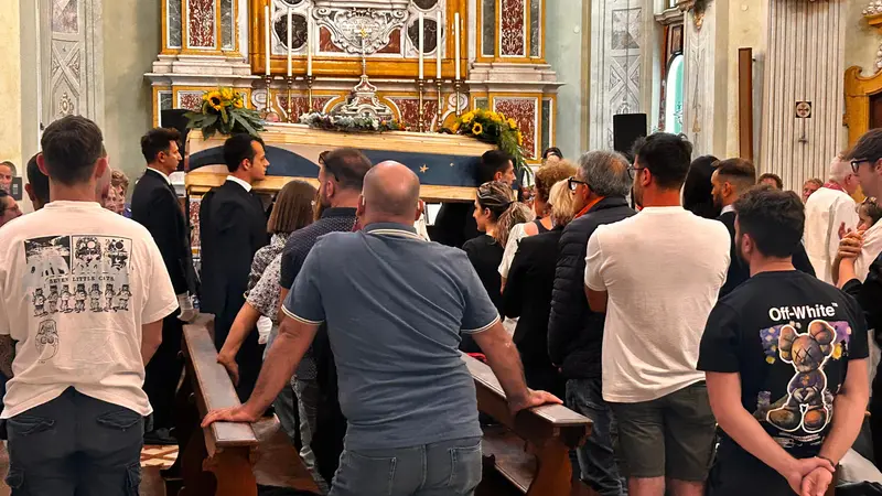 Il feretro nella chiesa di Virle - © www.giornaledibrescia.it