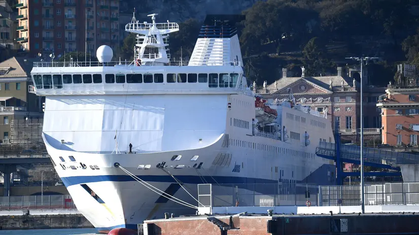 Il traghetto della Tirrenia Sharden, proveniente da Porto Torres ha urtato stamani contro la banchina di ponte Colombo. Nessun ferito a bordo solo danni alla fiancata e alla banchina, che sono in fase di valutazione. 14 febbraio 2018 a Genova. ANSA/LUCA ZENNARO