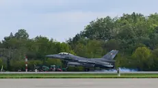 epa12369023 A Polish Air Force F-16 fighter jet is stationed at the 31st Tactical Air Base during a visit by Polish President Karol Naworcki (not pictured), Poznan - Krzesiny, Poland, 11 September 2025. The president's urgent visit to the Air base in Krzesiny is related to the violation of airspace by Russian drones. EPA/JAKUB KARCZMARCZYK POLAND OUT
