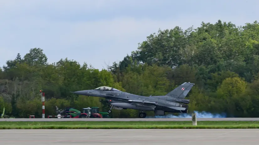epa12369023 A Polish Air Force F-16 fighter jet is stationed at the 31st Tactical Air Base during a visit by Polish President Karol Naworcki (not pictured), Poznan - Krzesiny, Poland, 11 September 2025. The president's urgent visit to the Air base in Krzesiny is related to the violation of airspace by Russian drones. EPA/JAKUB KARCZMARCZYK POLAND OUT
