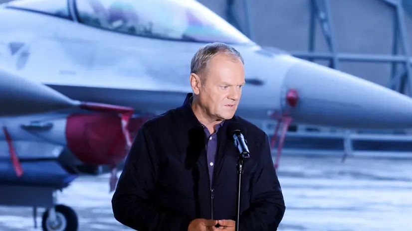 epa12368964 Polish Prime Minister Donald Tusk speaks to the media during a visit to the 32nd Tactical Air Base in Lask, Poland, 11 September 2025. Tusk thanked the air force personnel a day after the military shot down Russian drones that violated Polish airspace. EPA/MARIAN ZUBRZYCKI POLAND OUT