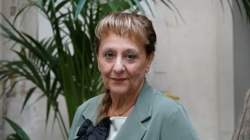 La scrittrice Wanda Marasco, finalista alla 63° edizione del premio letterario Campiello col romanzo “ Di spalle a questo mondo ” (Neri Pozza), posa poco prima della conferenza stampa di presentazione degli autori finalisti, Venezia 13 settembre 2025. ANSA/ANDREA MEROLA