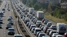 Auto incolonnate nel tratto bolognese dell'autostrada A14 in direzione sud, Bologna, 11 agosto 2018. ANSA/GIORGIO BENVENUTI