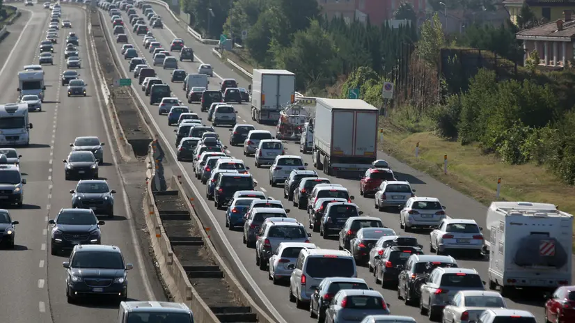Auto incolonnate nel tratto bolognese dell'autostrada A14 in direzione sud, Bologna, 11 agosto 2018. ANSA/GIORGIO BENVENUTI