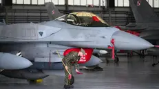 epaselect epa12369029 A Polish Air Force F-16 fighter jet is stationed at the 31st Tactical Air Base during a visit by Polish President Karol Naworcki (not pictured), Poznan - Krzesiny, Poland, 11 September 2025. The president's urgent visit to the Air base in Krzesiny is related to the violation of airspace by Russian drones. EPA/JAKUB KARCZMARCZYK POLAND OUT