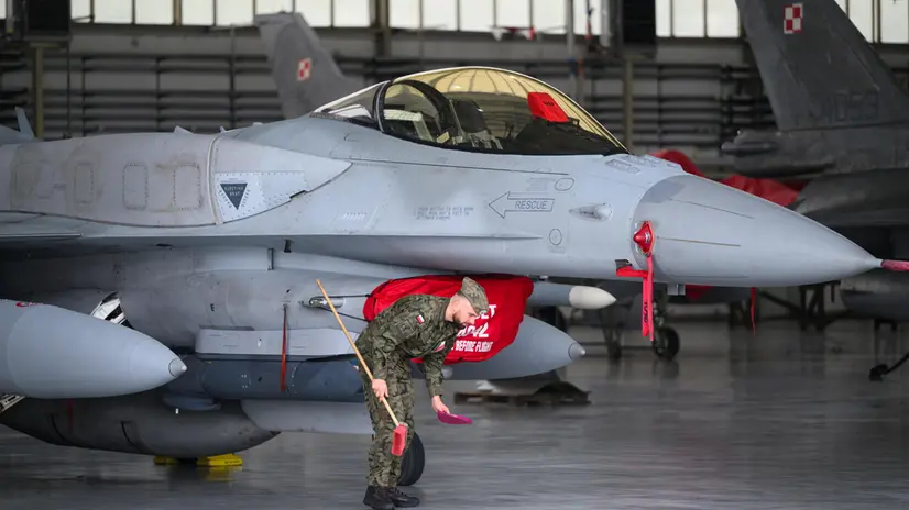 epaselect epa12369029 A Polish Air Force F-16 fighter jet is stationed at the 31st Tactical Air Base during a visit by Polish President Karol Naworcki (not pictured), Poznan - Krzesiny, Poland, 11 September 2025. The president's urgent visit to the Air base in Krzesiny is related to the violation of airspace by Russian drones. EPA/JAKUB KARCZMARCZYK POLAND OUT