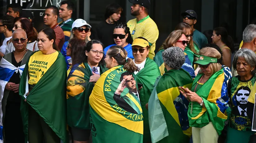 epa12376059 Supporters of former Brazilian President Jair Bolsonaro gather outside DF Star Hospital as he undergoes medical treatment in Brasilia, Brazil, 14 September 2025. EPA/Andre Borges