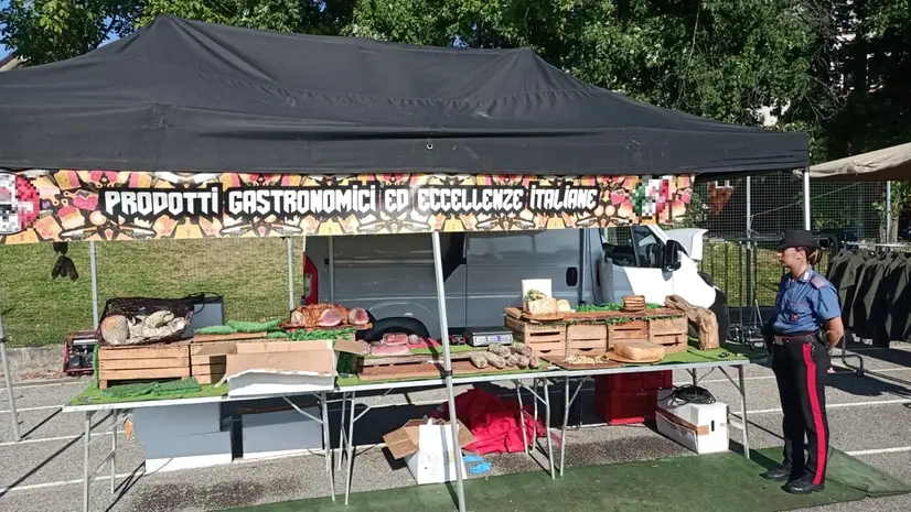 La bancarella dov'è scoppiata la lite alla Fiera della Caccia - Foto Gabriele Strada/Neg © www.giornaledibrescia.it