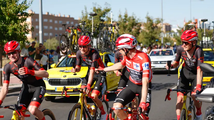 epa12376649 Overall leader, Danish rider Jonas Vingegaard (2R) of Visma team during the 21st and last stage of La Vuelta a Espana cycling race, a 103.6 km race between Alalpardo and Madrid, Spain, 14 September 2025. EPA/Javier Lizon
