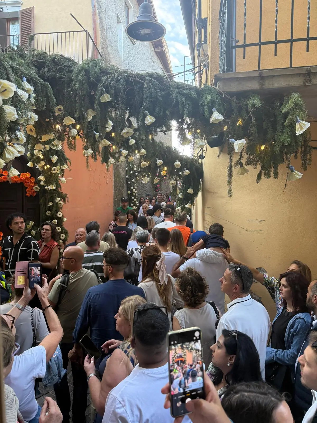 L'ultimo giorno della Festa dei Fiori 2025 a Montisola