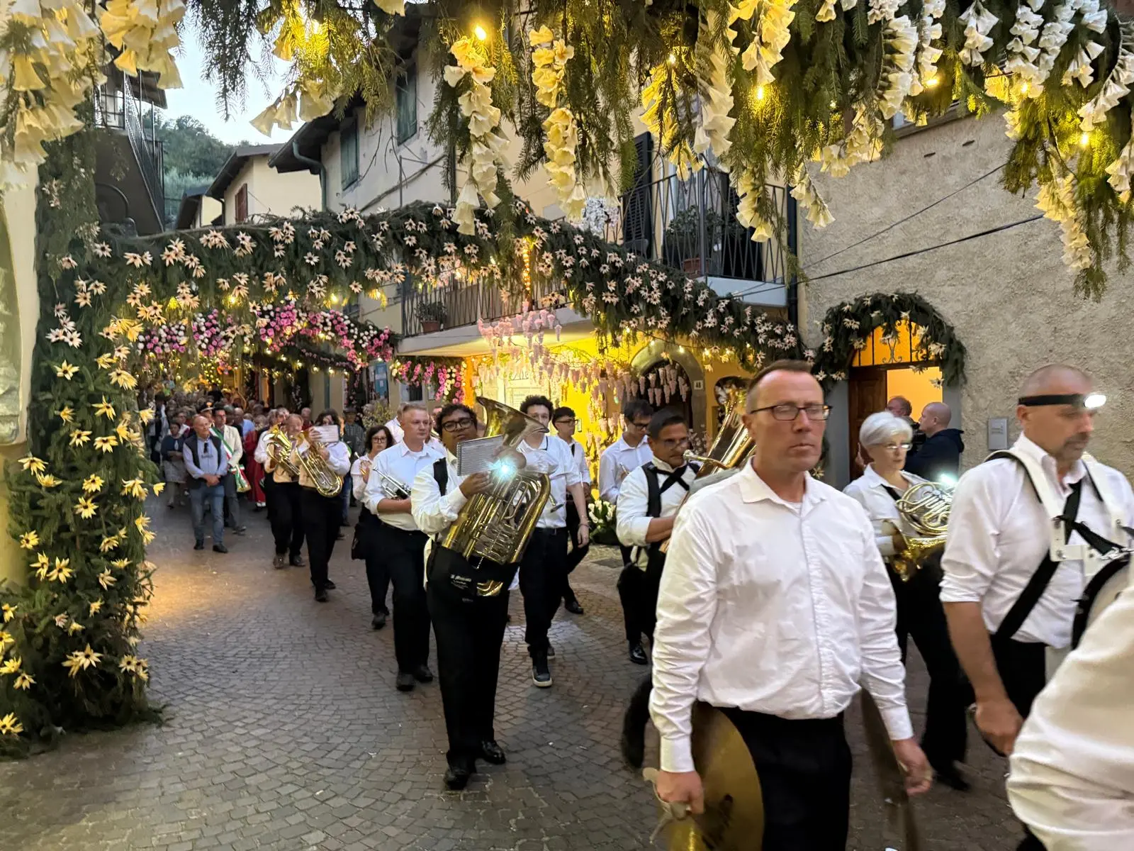 L'ultimo giorno della Festa dei Fiori 2025 a Montisola