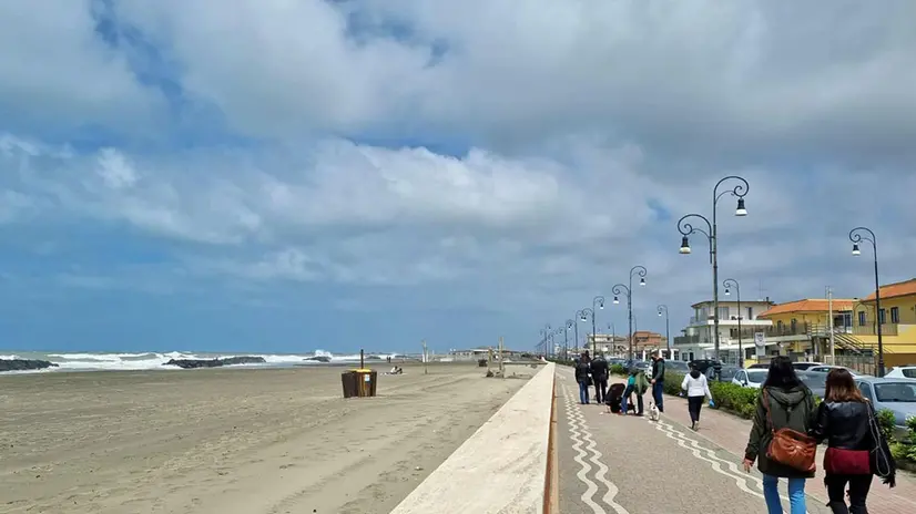 Vento e tempo incerto sul litorale romano dove si registra un'affluenza contenuta. Ristoranti al lavoro con dehors e gazebo, Fiumicino, 2 maggio 2021. ANSA/TELENEWS