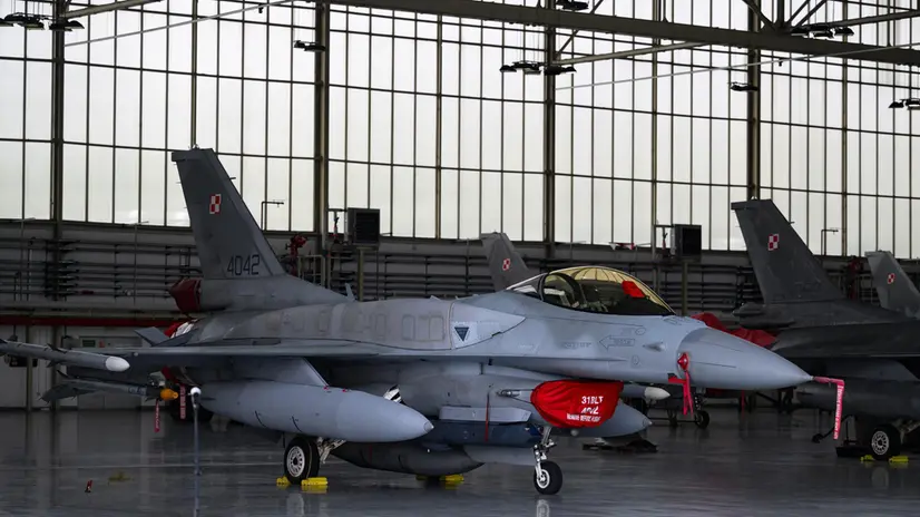 epa12369028 A Polish Air Force F-16 fighter jet is stationed at the 31st Tactical Air Base during a visit by Polish President Karol Naworcki (not pictured), Poznan - Krzesiny, Poland, 11 September 2025. The president's urgent visit to the Air base in Krzesiny is related to the violation of airspace by Russian drones. EPA/JAKUB KARCZMARCZYK POLAND OUT