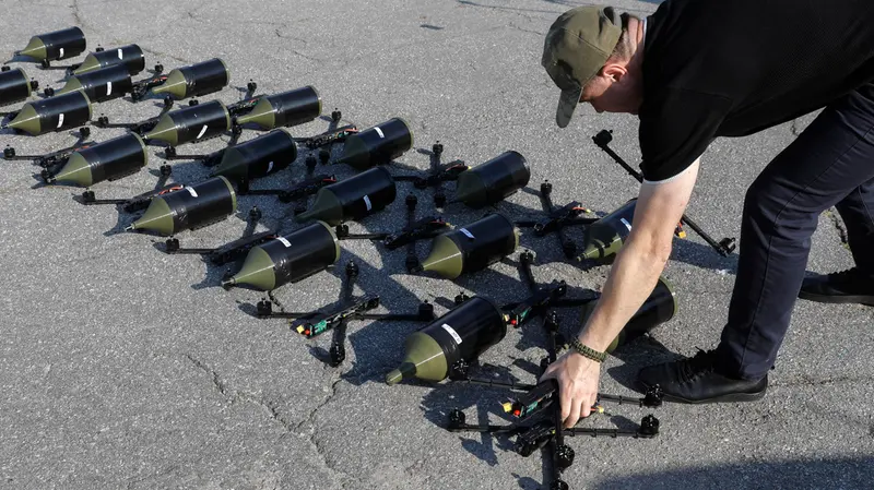 Un uomo ucraino aziona droni FPV (First Person View, Visuale in Prima Persona) - Ansa © www.giornaledibrescia.it