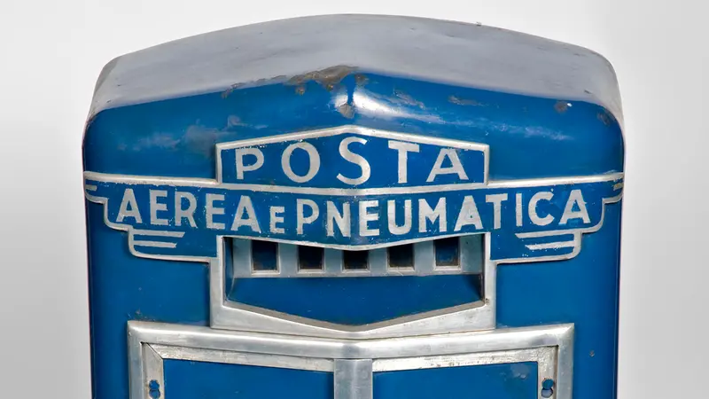 Un'antica cassetta per la posta di colore azzurro - © www.giornaledibrescia.it