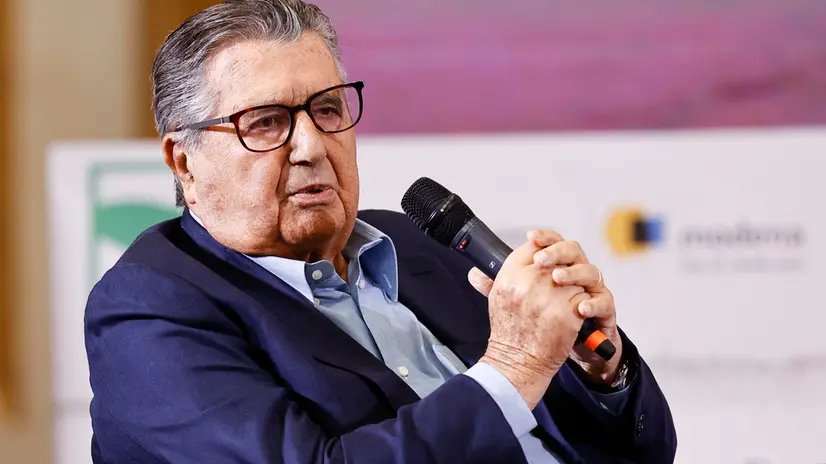 Carlo De Benedetti editore di Domani durante l’incontro dal titolo “Una nuova sinistra è possibile” nell’ambito del convegno Tempi Radicali, l’Italia di Domani in corso a Modena, 1 Aprile 2023. ANSA / ELISABETTA BARACCHI