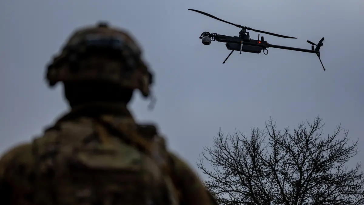 Un soldato osserva un drone durante un'esercitazione - Foto Ansa/Epa/Martin Devisek © www.giornaledibrescia.it