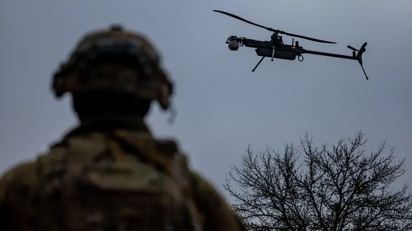 Un soldato osserva un drone durante un'esercitazione - Foto Ansa/Epa/Martin Devisek © www.giornaledibrescia.it