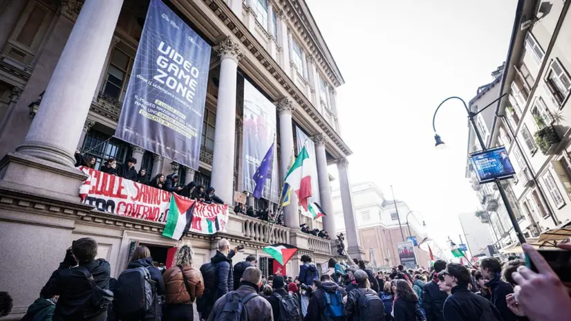 Il blitz degli studenti nel Museo Nazionale del Cinema alla Mole Antonelliana durante la manifestazione pro Palestina e contro la politica sulla scuola del governo italiano, Torino, 15 novembre 2024. ANSA/TINO ROMANO
