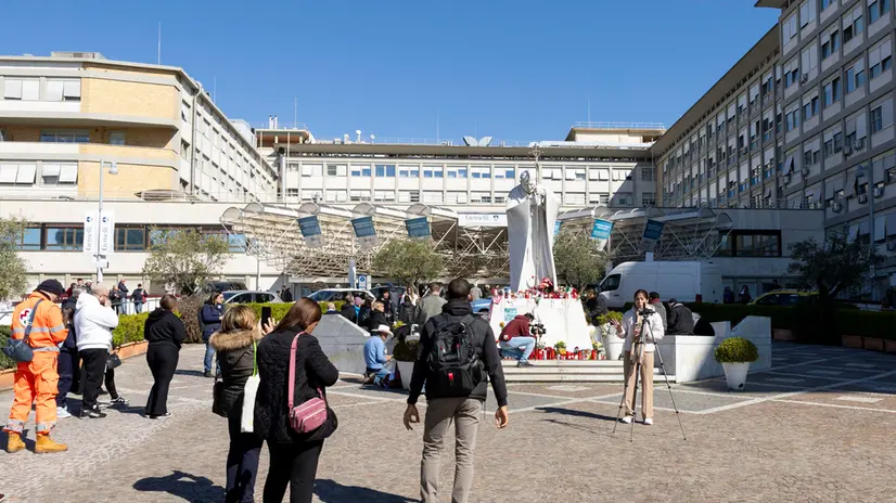 La statua di Papa Giovanni Paolo II, al policlinico Gemelli, dove è ricoverato Papa Francesco. Roma, 2 marzo 2025 ANSA/MASSIMO PERCOSSI