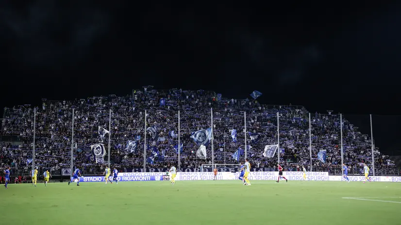 La Curva Nord colorata di biancoblù - Foto New Reporter Comincini © www.giornaledibrescia.it