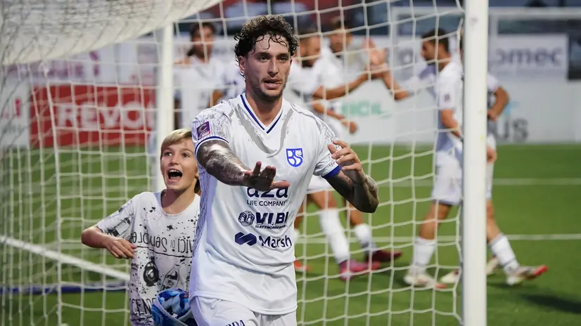 Andrea Cisco esulta dopo il gol al Trento - Foto New Reporter Perteghella © www.giornaledibrescia.it