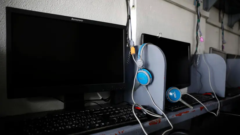 epa08120573 Computers of an internet cafe are shut down due to internet service is inactive for three days, in Sanaa, Yemen, 11 January 2020. According to reports, a nationwide internet outage in Yemen has entered its third day due to more than 80 percent of the war-ridden Arab country's internet service is out of service. EPA/YAHYA ARHAB