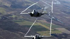 Caccia F35 italiani in volo sopra l'islanda impiegati nell'operazione NATO Northern Lightning, Keflavik (ISL) 10 Ottobre 2019. ANSA/GIUSEPPE LAMI Operazione NATO Northern Lightning - Per la prima volta un caccia di quinta generazione ? impiegato in una missione di Air Policing, l?Italia in Islanda ? il primo paese ad impiegare in un?operazione NATO il velivolo F-35A. Sono sei i caccia F-35, provenienti dal 32? Stormo di Amendola, che hanno il compito di preservare l?integrit? dello spazio aereo della NATO, rafforzando l'attivit? di sorveglianza dei cieli?dell?Islanda che non possiede capacit? e strutture per la difesa aerea autonoma. L'attivit? di Air Policing consiste nella continua sorveglianza dell'integrit? dello spazio aereo della NATO nonch? nell'identificazione di eventuali sue violazioni all'integrit?, dinnanzi alle quali scattano appropriate azioni di contrasto, come, ad esempio, il decollo rapido di velivoli caccia intercettori, che in termini tecnici ? definito scramble. Sede della Task Force Air (TFA) 32nd Wing ? la base aerea di Keflavik (ISL) dove opereranno per tre settimane piloti, personale tecnico, logistico e della Force Protection