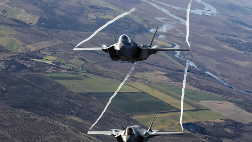 Caccia F35 italiani in volo sopra l'islanda impiegati nell'operazione NATO Northern Lightning, Keflavik (ISL) 10 Ottobre 2019. ANSA/GIUSEPPE LAMI Operazione NATO Northern Lightning - Per la prima volta un caccia di quinta generazione ? impiegato in una missione di Air Policing, l?Italia in Islanda ? il primo paese ad impiegare in un?operazione NATO il velivolo F-35A. Sono sei i caccia F-35, provenienti dal 32? Stormo di Amendola, che hanno il compito di preservare l?integrit? dello spazio aereo della NATO, rafforzando l'attivit? di sorveglianza dei cieli?dell?Islanda che non possiede capacit? e strutture per la difesa aerea autonoma. L'attivit? di Air Policing consiste nella continua sorveglianza dell'integrit? dello spazio aereo della NATO nonch? nell'identificazione di eventuali sue violazioni all'integrit?, dinnanzi alle quali scattano appropriate azioni di contrasto, come, ad esempio, il decollo rapido di velivoli caccia intercettori, che in termini tecnici ? definito scramble. Sede della Task Force Air (TFA) 32nd Wing ? la base aerea di Keflavik (ISL) dove opereranno per tre settimane piloti, personale tecnico, logistico e della Force Protection